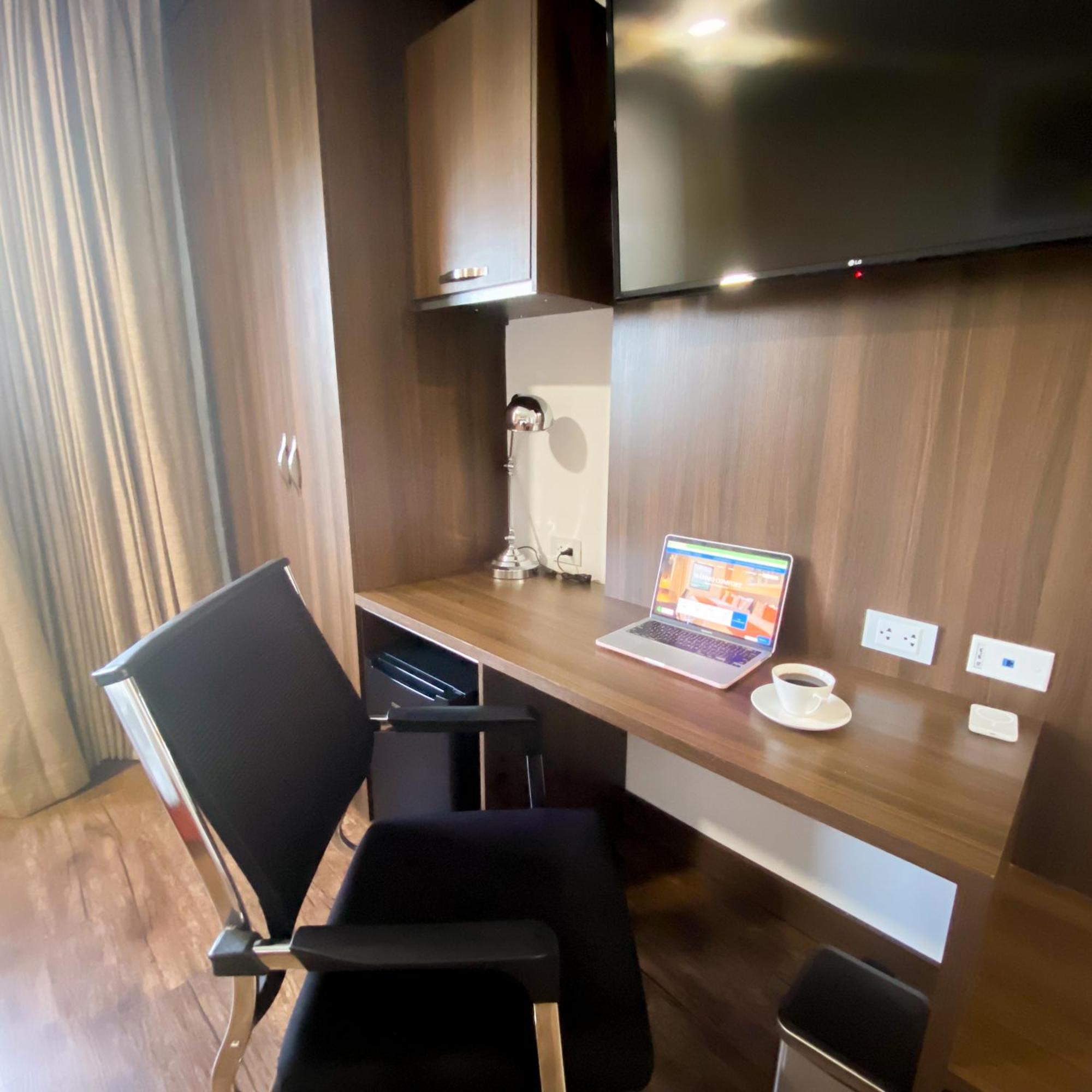 Hotel Royal Elim International San Antonio (Palmira) Exterior foto A work desk in a hotel room